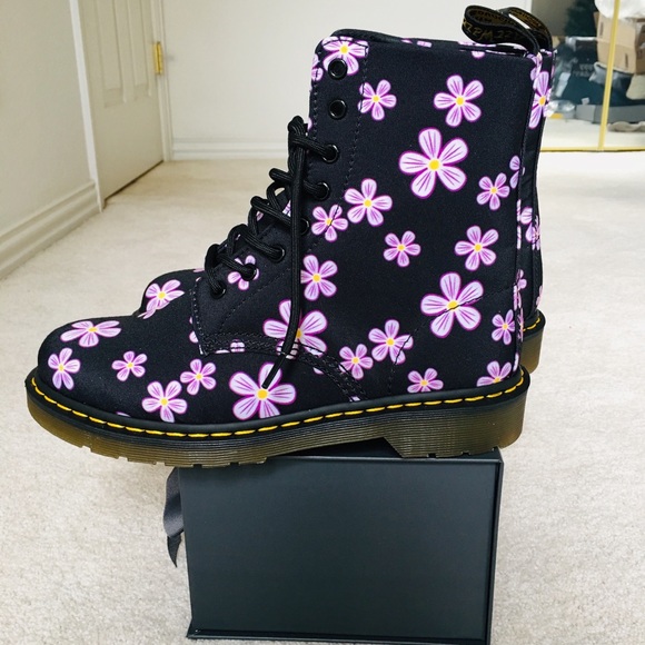 DR. MARTENS AIR WAIR BLACK MEADOW FLOWER BOOTS🌸 - Picture 3 of 8